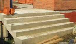 A betonlépcsők építése üdvösséget jelenthet, ha a lépcső a szabadban van - a szabványok szerint az ilyen lépcsők anyagainak meg kell felelniük a káros környezeti hatásokkal szembeni ellenálló képesség speciális követelményeinek
