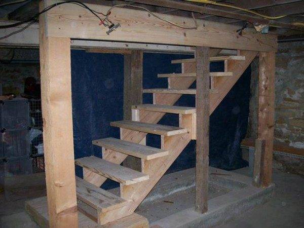 Az alagsorba vezető fa lépcső építése.