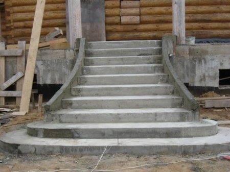 Concrete steps for the porch can be of different shapes and sizes