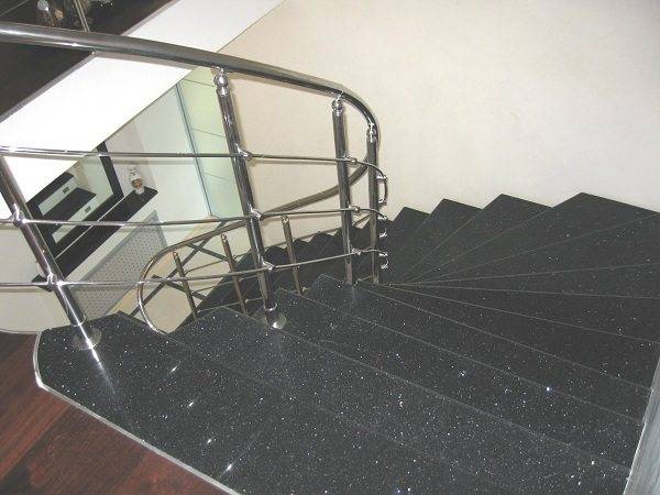 Műkő lépcsők acélvázon.