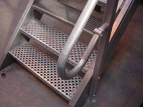 A fém lépcsők lépcsői, különösen a külső lépcsők, általában megerősítésből, expandált acélból, szalagokból vagy hullámos elemekből készült rácsok formájában készülnek.
