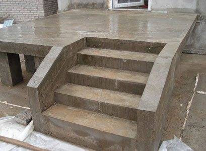Do-it-yourself steps for the porch made of concrete for a country house