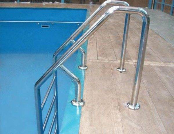 Such a ladder to the pool made of stainless steel not only looks beautiful, but is also very convenient