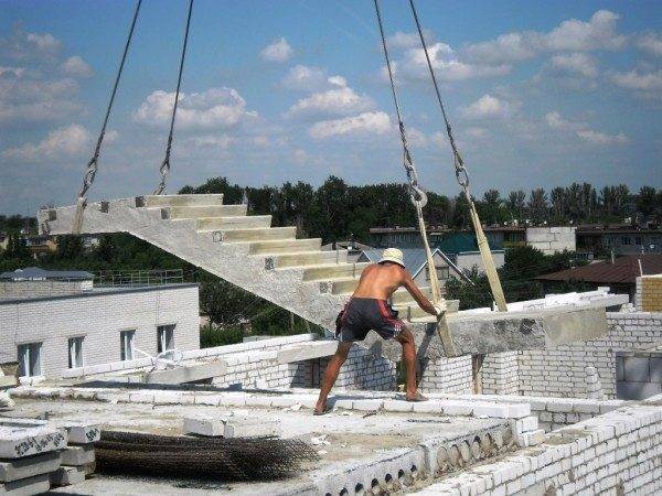 Installation de la marche LMP (escalier à demi-plateformes).