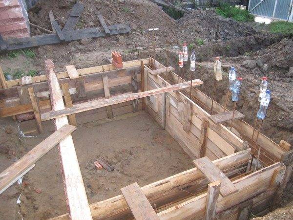 Pemasangan formwork dengan rangka bertetulang diletakkan di dalamnya