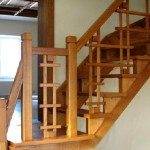 Opțiune pentru împrejmuirea unei scări din lemn