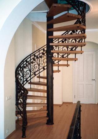 Escalier forgé en colimaçon avec marches en bois