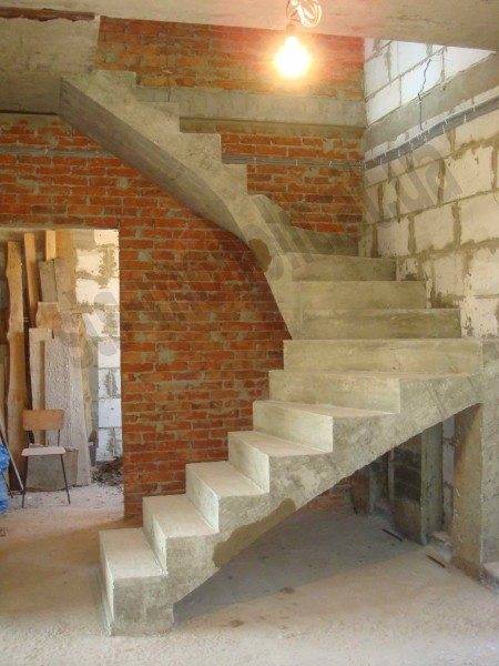 Les escaliers en béton armé sont un élément architectural beau et pratique