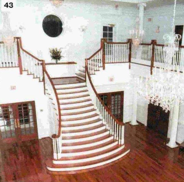 A lépcső megjelenésének illeszkednie kell az egész szoba belsejébe