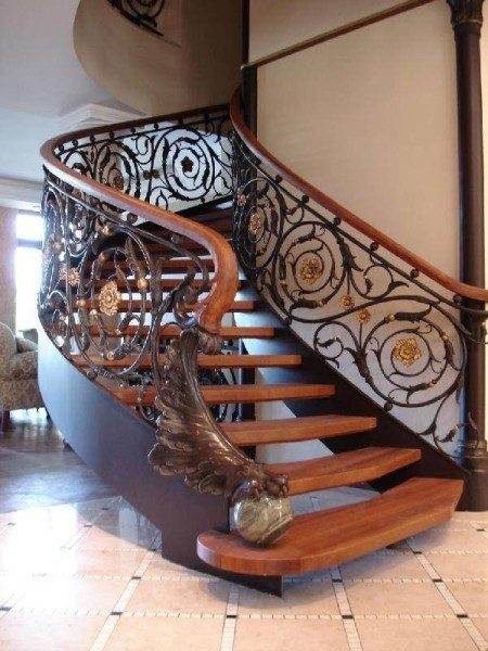 Belső lépcső a második emeletre - fényűző fa és fém kompozíció