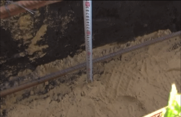 A bejárati csoport alapjának mélyítése a talaj fagyási szintjétől és a talajvíz mélységétől függ