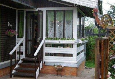 A zárt veranda verandával sikeresen használható nyári konyhaként