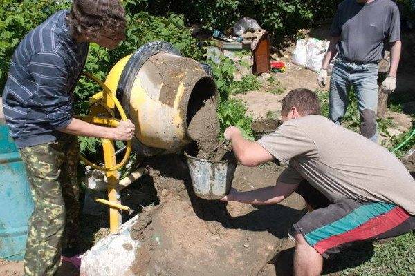 Mixing concrete solution in a concrete mixer