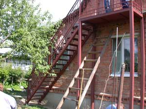 Iron staircases for the street can lead to both the first and second floors.