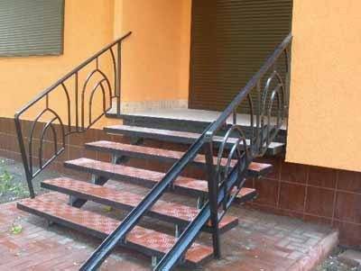 Do-it-yourself iron ladders fully justify themselves when it comes to installing them outdoors, and the presence of rails for a wheelchair has already become an integral part of such ladders everywhere.