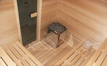 Bath floor: material and structural features