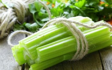 How to properly squeeze celery stalks