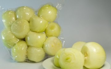 Can peeled onions be kept in the freezer?