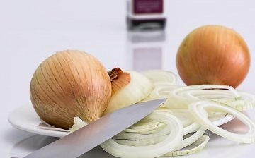 The composition and useful properties of onions