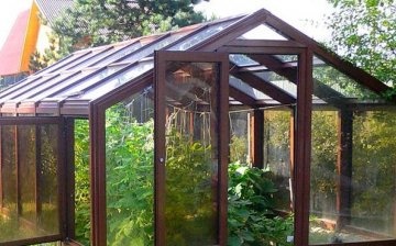 Varieties of greenhouses made of wood