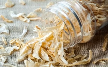 Storing dried onions