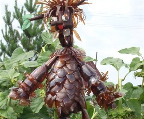 Making a scarecrow with your own hands from plastic bottles