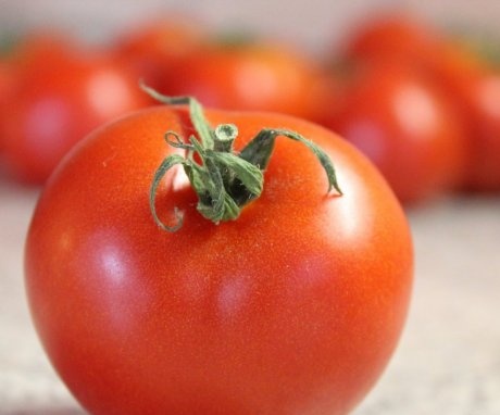 Vitamins and trace elements in tomatoes