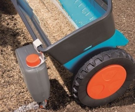 Lawn seeder - what is it, what is its purpose?
