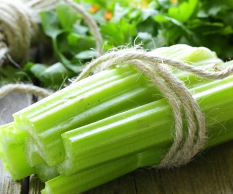 How to properly squeeze the juice from celery stalks